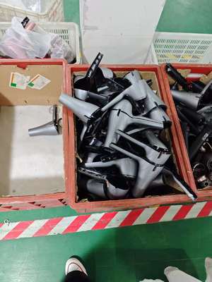 25 मिमी बैरल के साथ सिरेमिक हेयर कर्लर 1 साल की वारंटी और चिकनी चमकदार कर्ल के लिए 110-240V वोल्टेज