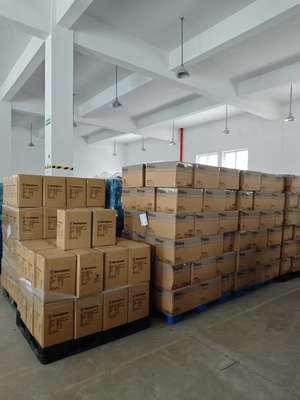 1200W पावर हेयर ड्रायर ब्रश के साथ 3 तापमान स्तर और 220 ~ 240V वोल्टेज आसान स्टाइलिंग के लिए