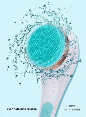 पूर्ण स्वचालित रिचार्जेबल इलेक्ट्रिक बाथ ब्रश लंबे हैंडल के साथ सिलिकॉन बॉडी मालिश स्क्रबर